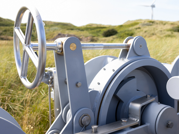 Detail view of AS SCAN hydraulic anchor winch with manual wheel.